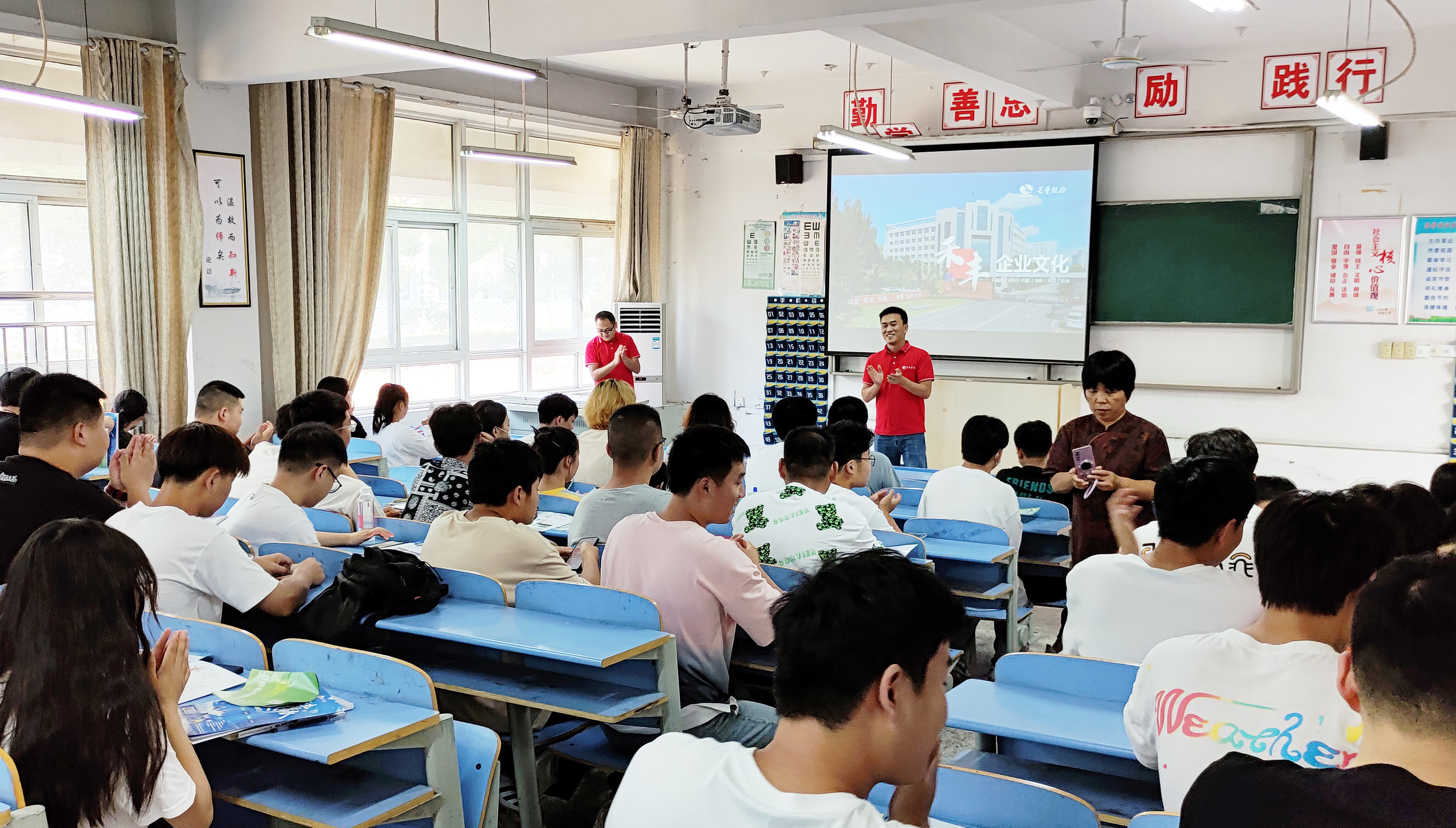1663230153303748.jpg 胡海波通讯稿图1.jpg