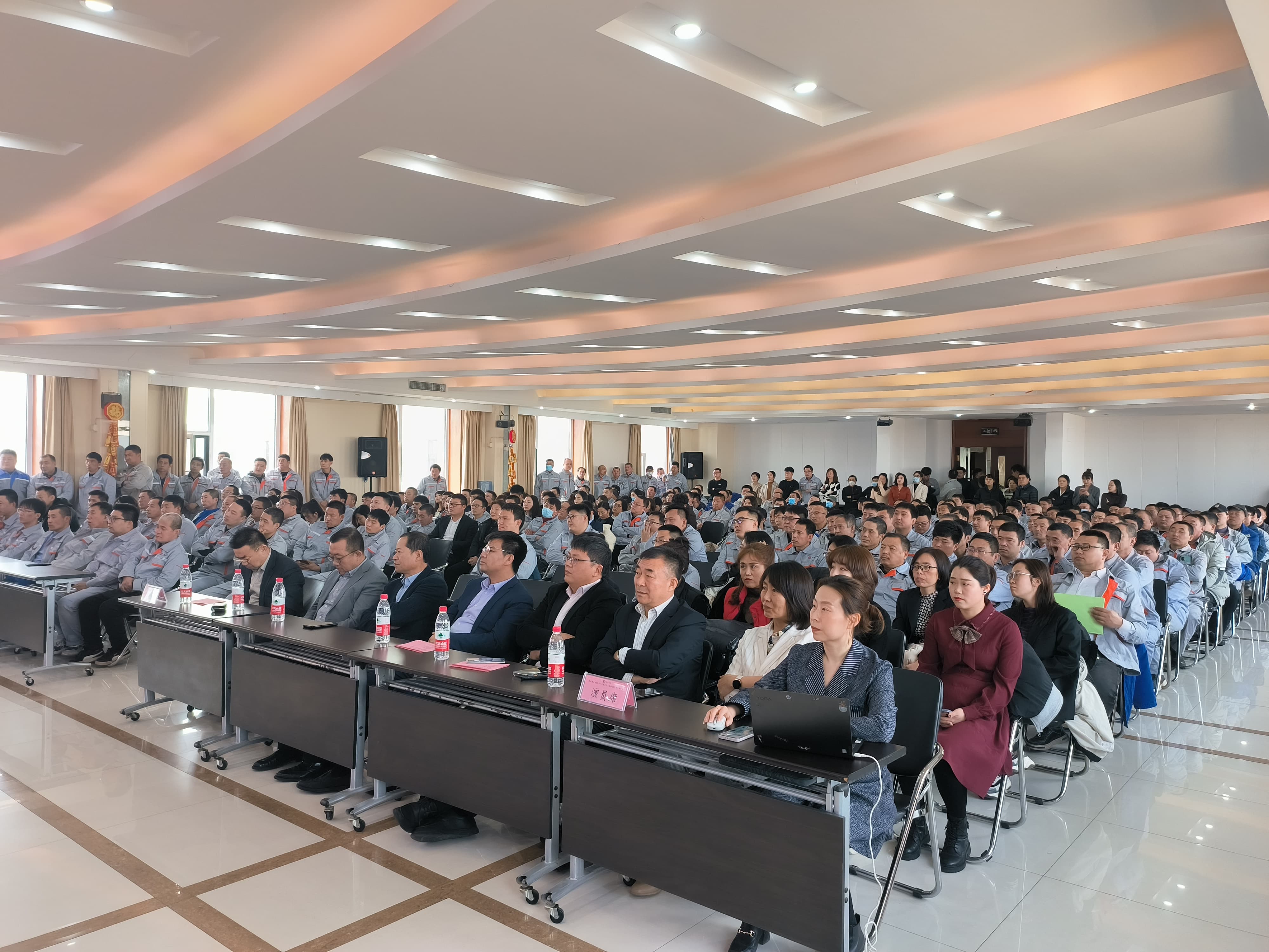 图1大会现场.jpg